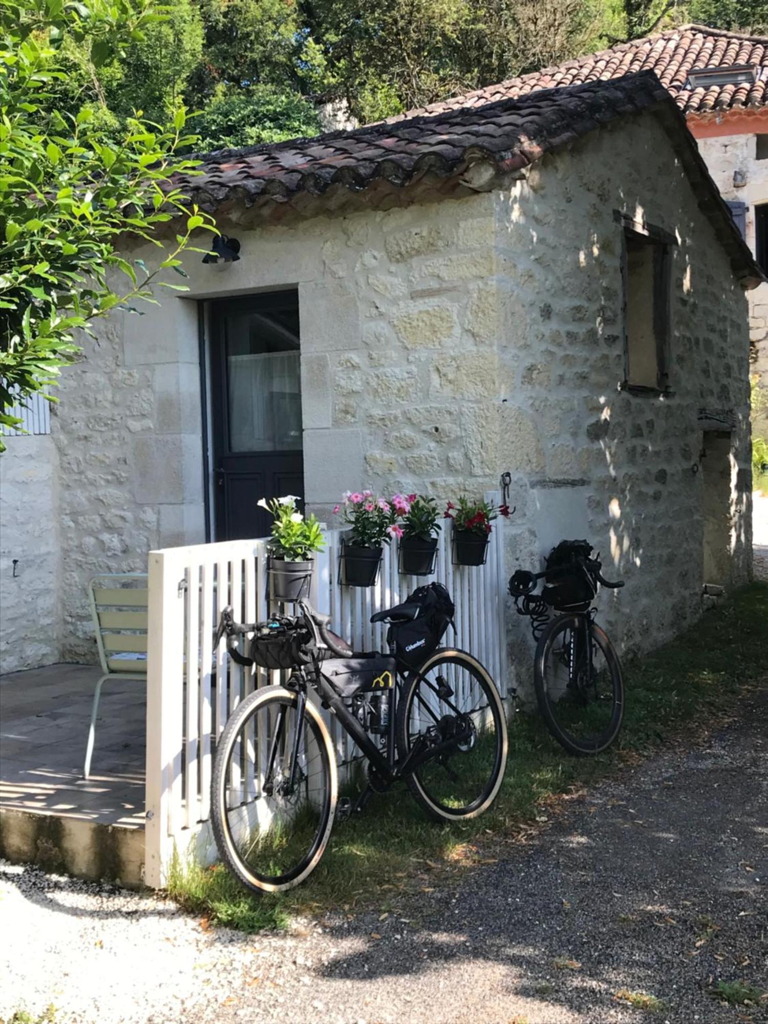 Le Val Du Pech Chantant Chambres D'Hotes Pern Екстериор снимка